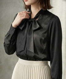 大きめボウタイが華やかな、上品 ビッグリボン サテンブラウス　秋服