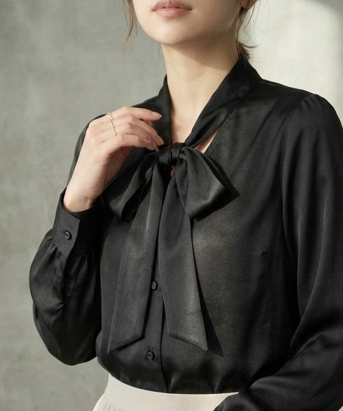 Forcement(フォースメント)の「大きめボウタイが華やかな、上品 ビッグリボン サテンブラウス 秋服(シャツ/ブラウス・レディース・ブラック/ホワイト/ブルー・FREE)」の10枚目の写真