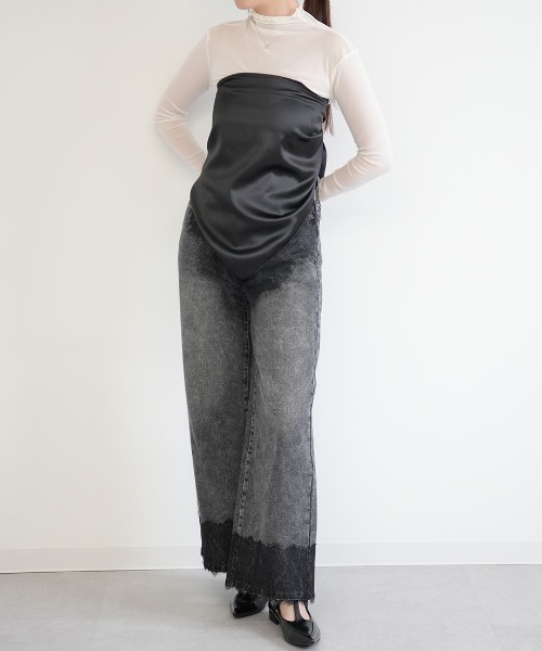 Nulli(ヌリ)の「レースヘムワイドデニムパンツ(デニムパンツ・レディース・ブラック/ブルー・SMALL/MEDIUM)」の12枚目の写真