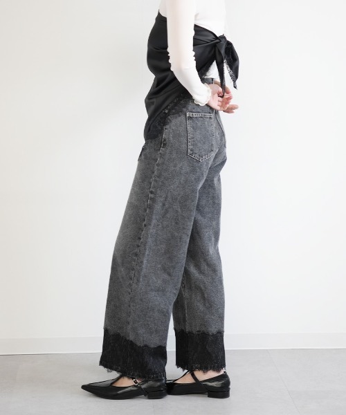 Nulli(ヌリ)の「レースヘムワイドデニムパンツ(デニムパンツ・レディース・ブラック/ブルー・SMALL/MEDIUM)」の13枚目の写真