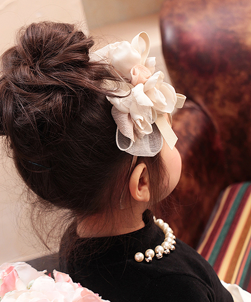 Rora（ローラ）の「セレナーデ　カチューシャ（3color)（カチューシャ・キッズ・ピンク/ブルー/アイボリー・FREE）」の4枚目の写真