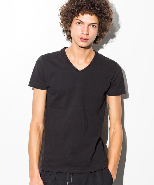 AKM Contemporary（エイケイエムコンテンポラリー）の「AKM Contemporary(エイケイエムコンテンポラリー)エンボスロゴVネック 半袖Tシャツ（Tシャツ/カットソー・メンズ・ホワイト/ネイビー/ブラック・SMALL/LARGE/X-LARGE/MEDIUM）」の2枚目の写真