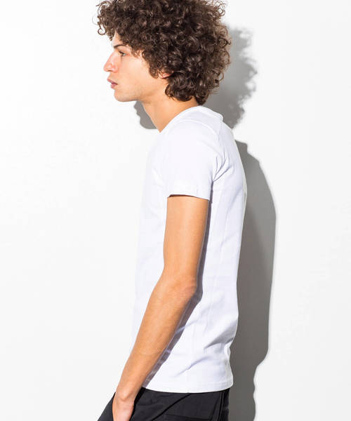 AKM Contemporary（エイケイエムコンテンポラリー）の「AKM Contemporary(エイケイエムコンテンポラリー)エンボスロゴVネック 半袖Tシャツ（Tシャツ/カットソー・メンズ・ホワイト/ネイビー/ブラック・SMALL/LARGE/X-LARGE/MEDIUM）」の4枚目の写真