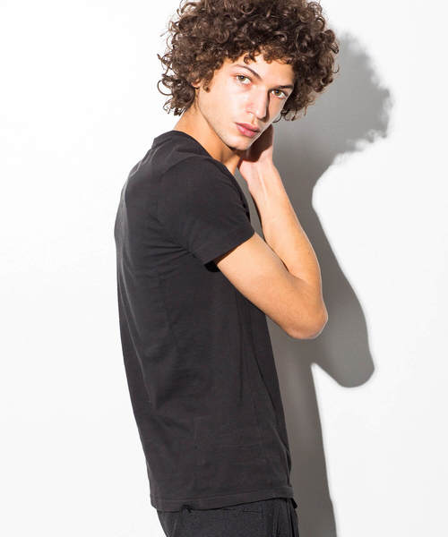AKM Contemporary（エイケイエムコンテンポラリー）の「AKM Contemporary(エイケイエムコンテンポラリー)エンボスロゴVネック 半袖Tシャツ（Tシャツ/カットソー・メンズ・ホワイト/ネイビー/ブラック・SMALL/LARGE/X-LARGE/MEDIUM）」の5枚目の写真