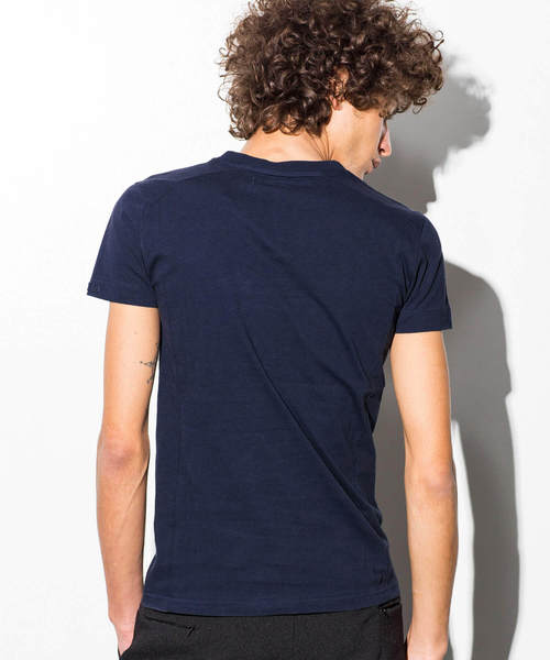 AKM Contemporary（エイケイエムコンテンポラリー）の「AKM Contemporary(エイケイエムコンテンポラリー)エンボスロゴVネック 半袖Tシャツ（Tシャツ/カットソー・メンズ・ホワイト/ネイビー/ブラック・SMALL/LARGE/X-LARGE/MEDIUM）」の6枚目の写真