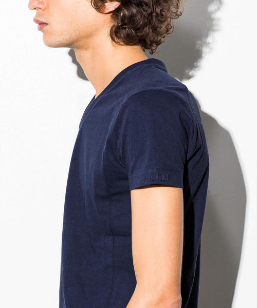 AKM Contemporary（エイケイエムコンテンポラリー）の「AKM Contemporary(エイケイエムコンテンポラリー)エンボスロゴVネック 半袖Tシャツ（Tシャツ/カットソー・メンズ・ホワイト/ネイビー/ブラック・SMALL/LARGE/X-LARGE/MEDIUM）」の7枚目の写真