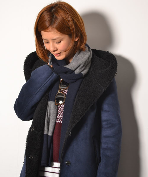 AMERICAN RAG CIE（アメリカンラグシー）の「カシミヤ太ピッチボーダー2WAYストール/203-ATE-L142-AC072（マフラー・レディース・ブラック/ネイビー・ONE SIZE）」の5枚目の写真