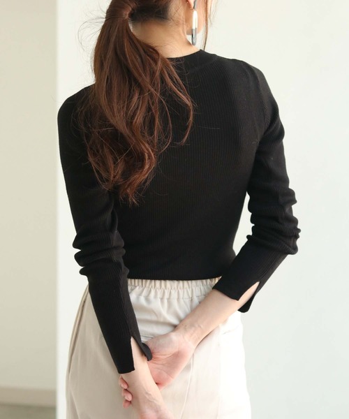 HER CLOSET（ハークローゼット）の「(入荷無し)【shemoshelly】袖スリットロングスリーブクルーネックリブニット（ニット/セーター・レディース・ライトグレー/ブラック/オフホワイト/ラベンダー/グリーン系その他/イエロー系その他・M）」の3枚目の写真