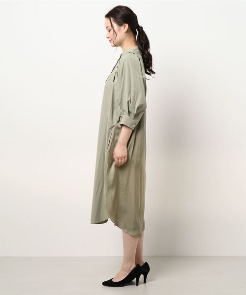 NICOLE white(ニコルホワイト)の「バックビンテージサテンワンピース(ワンピース・レディース・カーキ/オフホワイト/ライトグレー・FREE)」の6枚目の写真