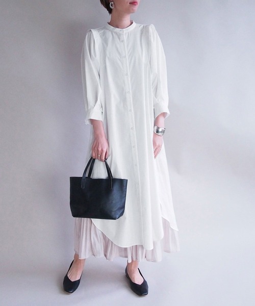 NICOLE white(ニコルホワイト)の「バックビンテージサテンワンピース(ワンピース・レディース・カーキ/オフホワイト/ライトグレー・FREE)」の2枚目の写真