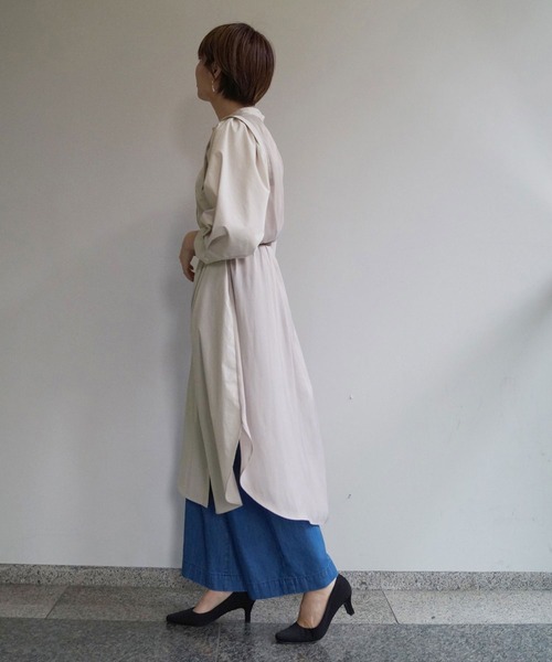 NICOLE white(ニコルホワイト)の「バックビンテージサテンワンピース(ワンピース・レディース・カーキ/オフホワイト/ライトグレー・FREE)」の5枚目の写真