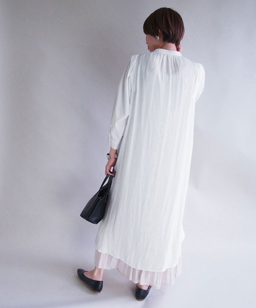 NICOLE white(ニコルホワイト)の「バックビンテージサテンワンピース(ワンピース・レディース・カーキ/オフホワイト/ライトグレー・FREE)」の20枚目の写真