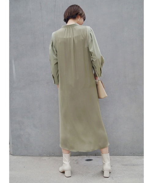 NICOLE white(ニコルホワイト)の「バックビンテージサテンワンピース(ワンピース・レディース・カーキ/オフホワイト/ライトグレー・FREE)」の12枚目の写真