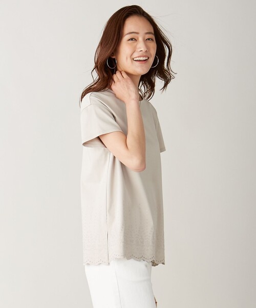 J.PRESS(ジェイプレス)の「【UVケア・接触冷感】コンパクトコットンスムース 裾刺繍 カットソー(Tシャツ/カットソー・レディース・ホワイト系/グレー系/ダークブラウン系/ベージュ系・LARGE/MEDIUM)」の4枚目の写真