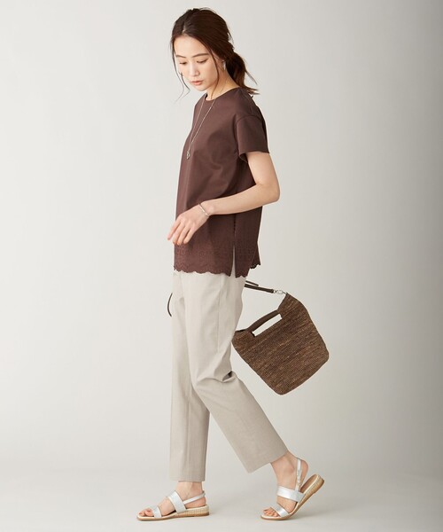 J.PRESS(ジェイプレス)の「【UVケア・接触冷感】コンパクトコットンスムース 裾刺繍 カットソー(Tシャツ/カットソー・レディース・ホワイト系/グレー系/ダークブラウン系/ベージュ系・LARGE/MEDIUM)」の12枚目の写真
