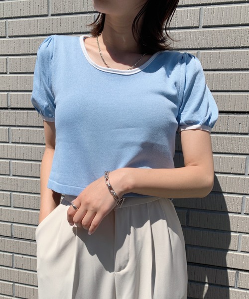 everycoco(エブリーココ)の「バイカラーパフスリーブトップ◇(ニット/セーター・レディース・ホワイト/ブラック/パープル/サックスブルー・FREE)」の1枚目の写真