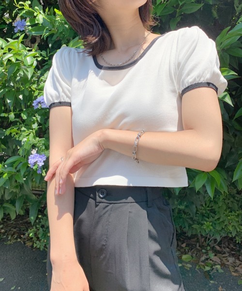 everycoco(エブリーココ)の「バイカラーパフスリーブトップ◇(ニット/セーター・レディース・ホワイト/ブラック/パープル/サックスブルー・FREE)」の5枚目の写真