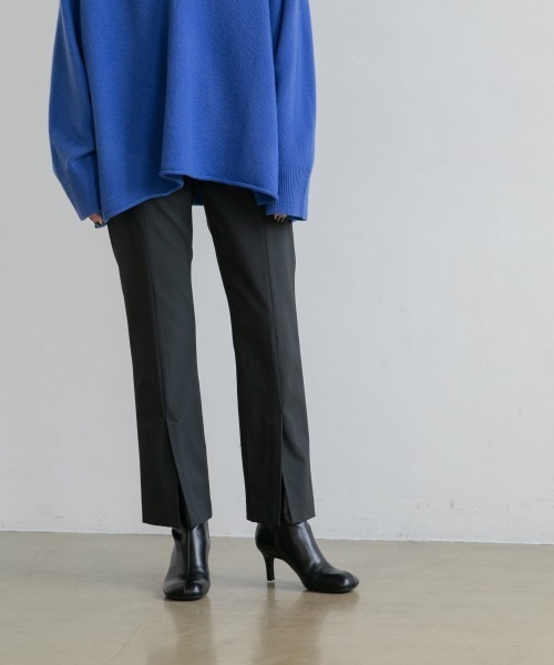 yuw（ユウ）の「FRONT SLIT PANTS　215968（スラックス・レディース・ブラック/レッド/グリーン・MEDIUM/LARGE）」の2枚目の写真