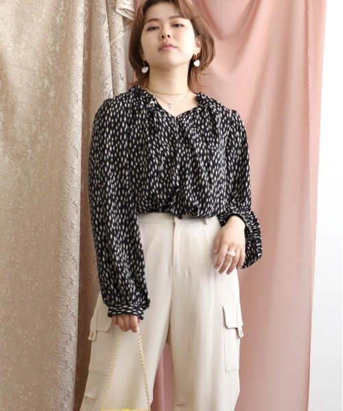 palm RICHE(ポームリシュ)の「アソートプリントギャザーネックブラウス(シャツ/ブラウス・レディース・ブラック/ベージュ/ピンク・M)」の17枚目の写真