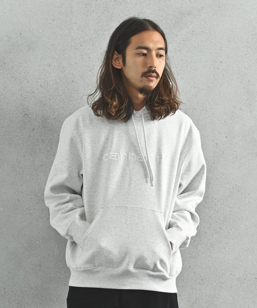 Carhartt WIP(カーハートダブリューアイピー)の「Carhartt WIP(カーハート ワークインプログレス) スクリプトロゴ プルパーカー(パーカー・メンズ・グレー系その他/ブラウン/ブラック×ホワイト・S/M/L)」の2枚目の写真