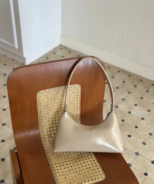 sakishimatokyo（サキシマトーキョー）の「【2WAY】ワンハンドルエナメルバッグ（ハンドバッグ・レディース・ブラック/グリーン/アイボリー/ブラウン/ベージュ/ブラック系その他/ホワイト系その他・FREE）」の6枚目の写真