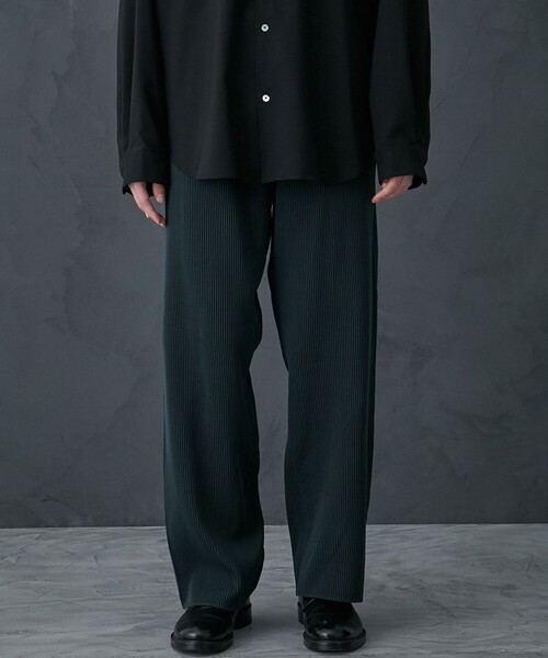 PUBLIC TOKYO(パブリックトウキョウ)の「プリーツニットパンツ(その他パンツ・メンズ・ダークグレー/ライトベージュ/サックスブルー・1/2)」の2枚目の写真