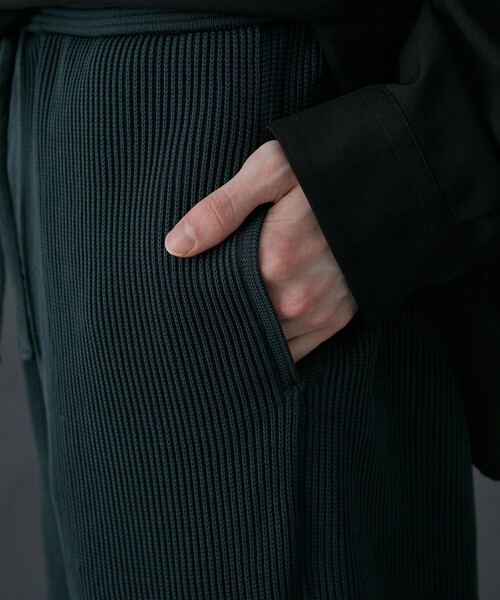 PUBLIC TOKYO(パブリックトウキョウ)の「プリーツニットパンツ(その他パンツ・メンズ・ダークグレー/ライトベージュ/サックスブルー・1/2)」の4枚目の写真