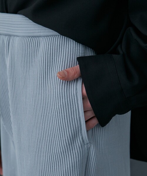 PUBLIC TOKYO(パブリックトウキョウ)の「プリーツニットパンツ(その他パンツ・メンズ・ダークグレー/ライトベージュ/サックスブルー・1/2)」の21枚目の写真