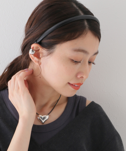 SLOBE IENA（スローブイエナ）の「【LE VERNIS/ル・ベルニ】 レザーカチューシャ（カチューシャ・レディース・ブラック/アイボリー・FREE）」の2枚目の写真