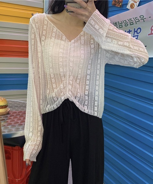 VIBGYOR Women(ヴィブジョー ウィメン)の「【KOREA SELECT】フロント ギャザー フラワー レース トップス(シャツ/ブラウス・レディース・ホワイト/ブラック・FREE)」の1枚目の写真