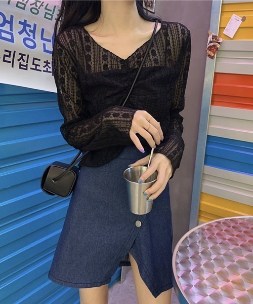 VIBGYOR Women(ヴィブジョー ウィメン)の「【KOREA SELECT】フロント ギャザー フラワー レース トップス(シャツ/ブラウス・レディース・ホワイト/ブラック・FREE)」の2枚目の写真