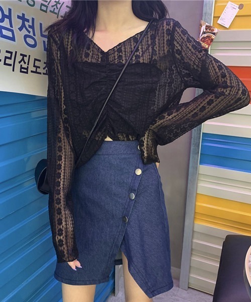 VIBGYOR Women(ヴィブジョー ウィメン)の「【KOREA SELECT】フロント ギャザー フラワー レース トップス(シャツ/ブラウス・レディース・ホワイト/ブラック・FREE)」の4枚目の写真