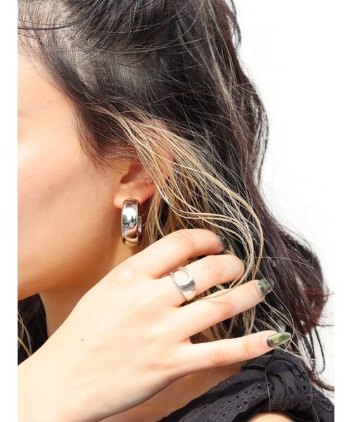 EVRIS（エヴリス）の「WIDE HOOP ピアス（ピアス（両耳用）・レディース・シルバー/ゴールド・FREE）」の2枚目の写真