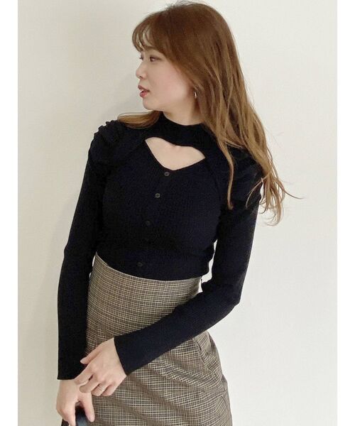 dazzlin（ダズリン）の「デコルテオープンデザインニット（ニット/セーター・レディース・グレー/ブラウン/オフホワイト/ブラック・FREE）」の3枚目の写真