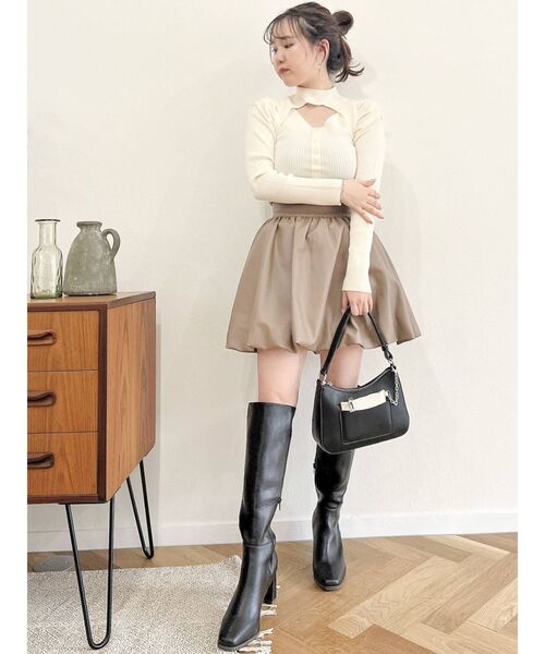 dazzlin（ダズリン）の「デコルテオープンデザインニット（ニット/セーター・レディース・グレー/ブラウン/オフホワイト/ブラック・FREE）」の5枚目の写真