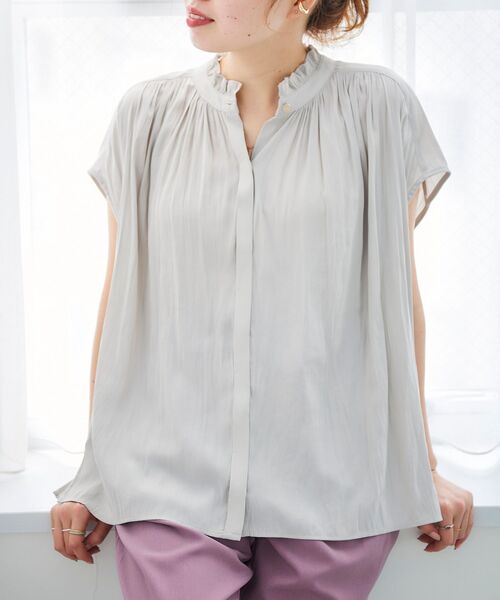 le.coeur blanc（ルクールブラン）の「パウダーサテンフリルネックフレンチブラウス（シャツ/ブラウス・レディース・ブラック/グリーン/モカ/グレイッシュベージュ・38）」の4枚目の写真