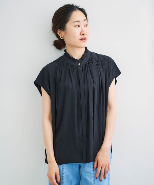 le.coeur blanc（ルクールブラン）の「パウダーサテンフリルネックフレンチブラウス（シャツ/ブラウス・レディース・ブラック/グリーン/モカ/グレイッシュベージュ・38）」の2枚目の写真