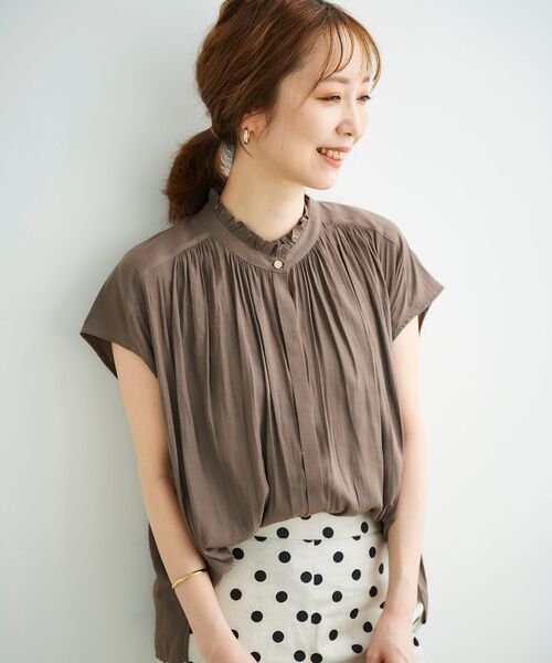 le.coeur blanc（ルクールブラン）の「パウダーサテンフリルネックフレンチブラウス（シャツ/ブラウス・レディース・ブラック/グリーン/モカ/グレイッシュベージュ・38）」の3枚目の写真
