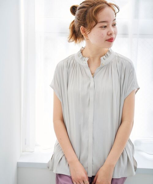 le.coeur blanc（ルクールブラン）の「パウダーサテンフリルネックフレンチブラウス（シャツ/ブラウス・レディース・ブラック/グリーン/モカ/グレイッシュベージュ・38）」の5枚目の写真