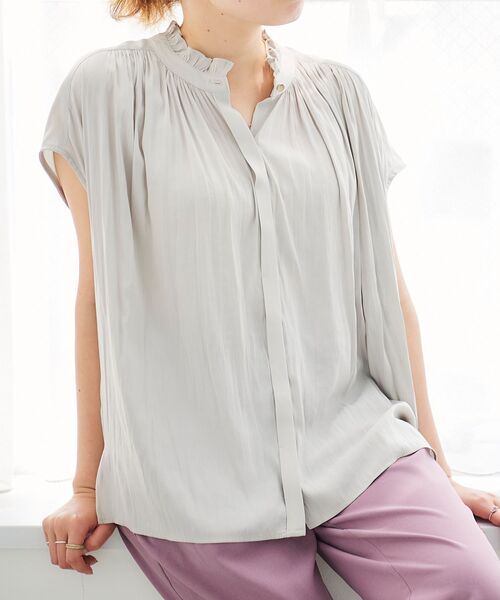 le.coeur blanc（ルクールブラン）の「パウダーサテンフリルネックフレンチブラウス（シャツ/ブラウス・レディース・ブラック/グリーン/モカ/グレイッシュベージュ・38）」の7枚目の写真