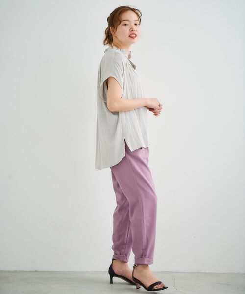 le.coeur blanc（ルクールブラン）の「パウダーサテンフリルネックフレンチブラウス（シャツ/ブラウス・レディース・ブラック/グリーン/モカ/グレイッシュベージュ・38）」の9枚目の写真