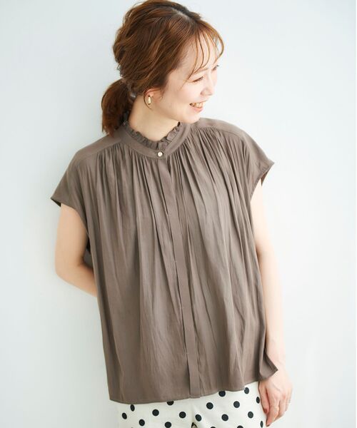 le.coeur blanc（ルクールブラン）の「パウダーサテンフリルネックフレンチブラウス（シャツ/ブラウス・レディース・ブラック/グリーン/モカ/グレイッシュベージュ・38）」の13枚目の写真