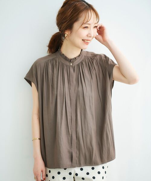 le.coeur blanc（ルクールブラン）の「パウダーサテンフリルネックフレンチブラウス（シャツ/ブラウス・レディース・ブラック/グリーン/モカ/グレイッシュベージュ・38）」の14枚目の写真