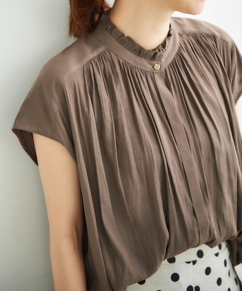 le.coeur blanc（ルクールブラン）の「パウダーサテンフリルネックフレンチブラウス（シャツ/ブラウス・レディース・ブラック/グリーン/モカ/グレイッシュベージュ・38）」の15枚目の写真