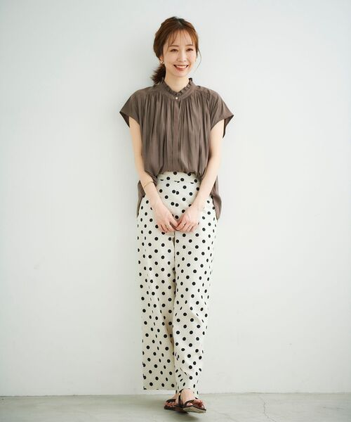 le.coeur blanc（ルクールブラン）の「パウダーサテンフリルネックフレンチブラウス（シャツ/ブラウス・レディース・ブラック/グリーン/モカ/グレイッシュベージュ・38）」の16枚目の写真