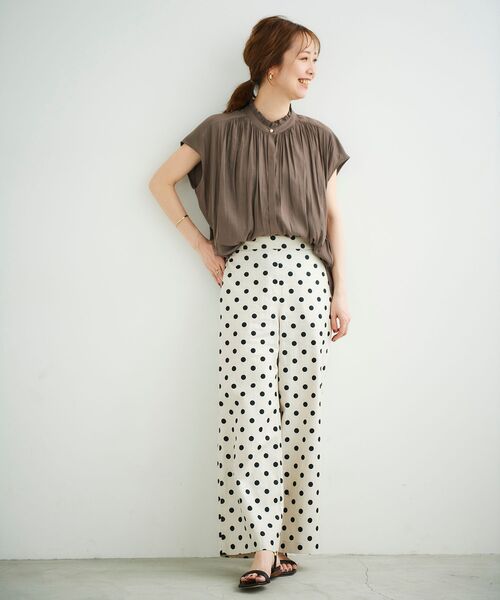 le.coeur blanc（ルクールブラン）の「パウダーサテンフリルネックフレンチブラウス（シャツ/ブラウス・レディース・ブラック/グリーン/モカ/グレイッシュベージュ・38）」の17枚目の写真