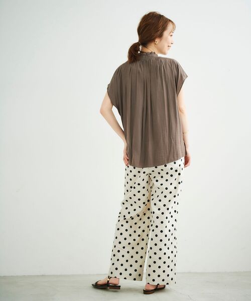 le.coeur blanc（ルクールブラン）の「パウダーサテンフリルネックフレンチブラウス（シャツ/ブラウス・レディース・ブラック/グリーン/モカ/グレイッシュベージュ・38）」の18枚目の写真