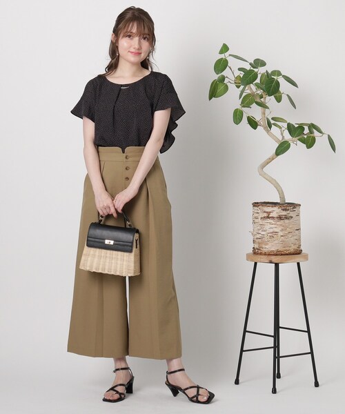 couture brooch（クチュールブローチ）の「◆【大人レディ、きちんと見えが叶うブラウス！】前後2WAY　フリルスリーブゴールドバーブラウス（シャツ/ブラウス・レディース・オフホワイト/サックスブルー/ブラック系・38/42）」の5枚目の写真