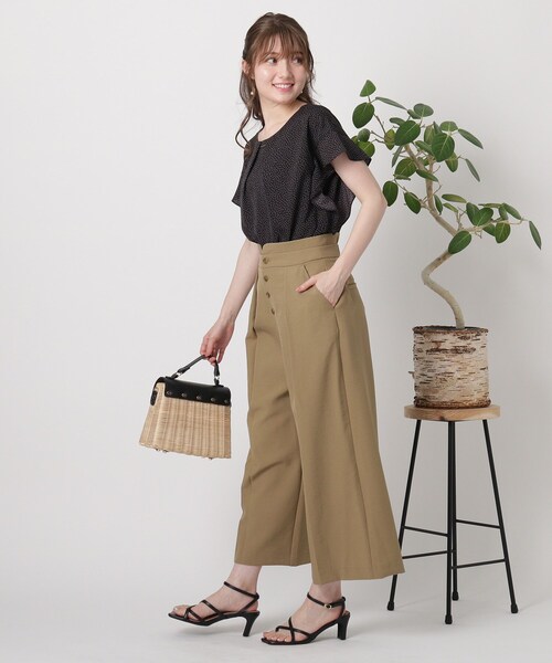 couture brooch（クチュールブローチ）の「◆【大人レディ、きちんと見えが叶うブラウス！】前後2WAY　フリルスリーブゴールドバーブラウス（シャツ/ブラウス・レディース・オフホワイト/サックスブルー/ブラック系・38/42）」の12枚目の写真