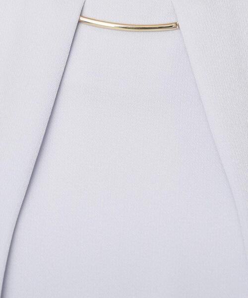 couture brooch（クチュールブローチ）の「◆【大人レディ、きちんと見えが叶うブラウス！】前後2WAY　フリルスリーブゴールドバーブラウス（シャツ/ブラウス・レディース・オフホワイト/サックスブルー/ブラック系・38/42）」の13枚目の写真